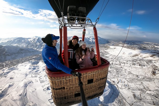 Balloon ride Skyball - Preparing the balloon at Garni