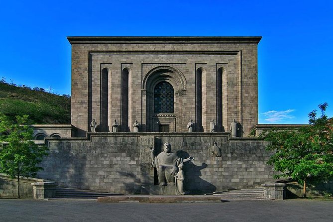 Evening coffee walk in warm Yerevan - 2025 - A short look at the Opera and Ballet House
