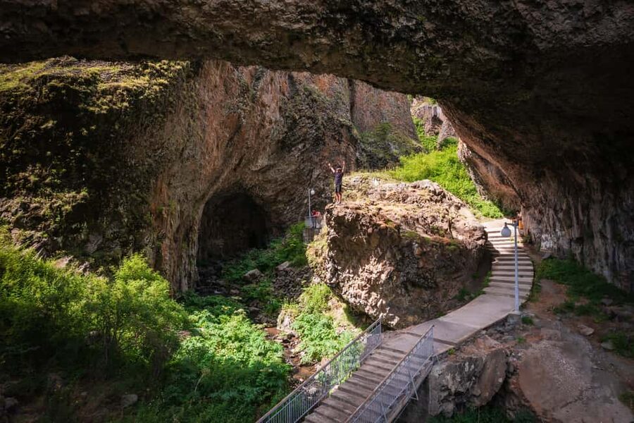 Group tour: Khor Virap, Noravank, Jermuk, Areni wine tasting - Guides, vehicles and the pace of the day