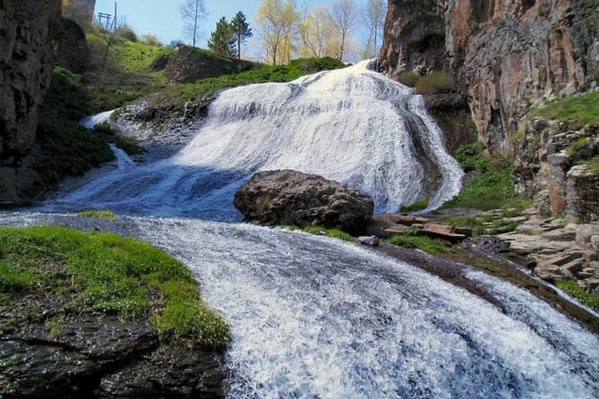 Private tour to Khor Virap, Areni, Noravank, Birds' cave (Areni 1), Jermuk - Areni and Armenia’s ancient wine tradition